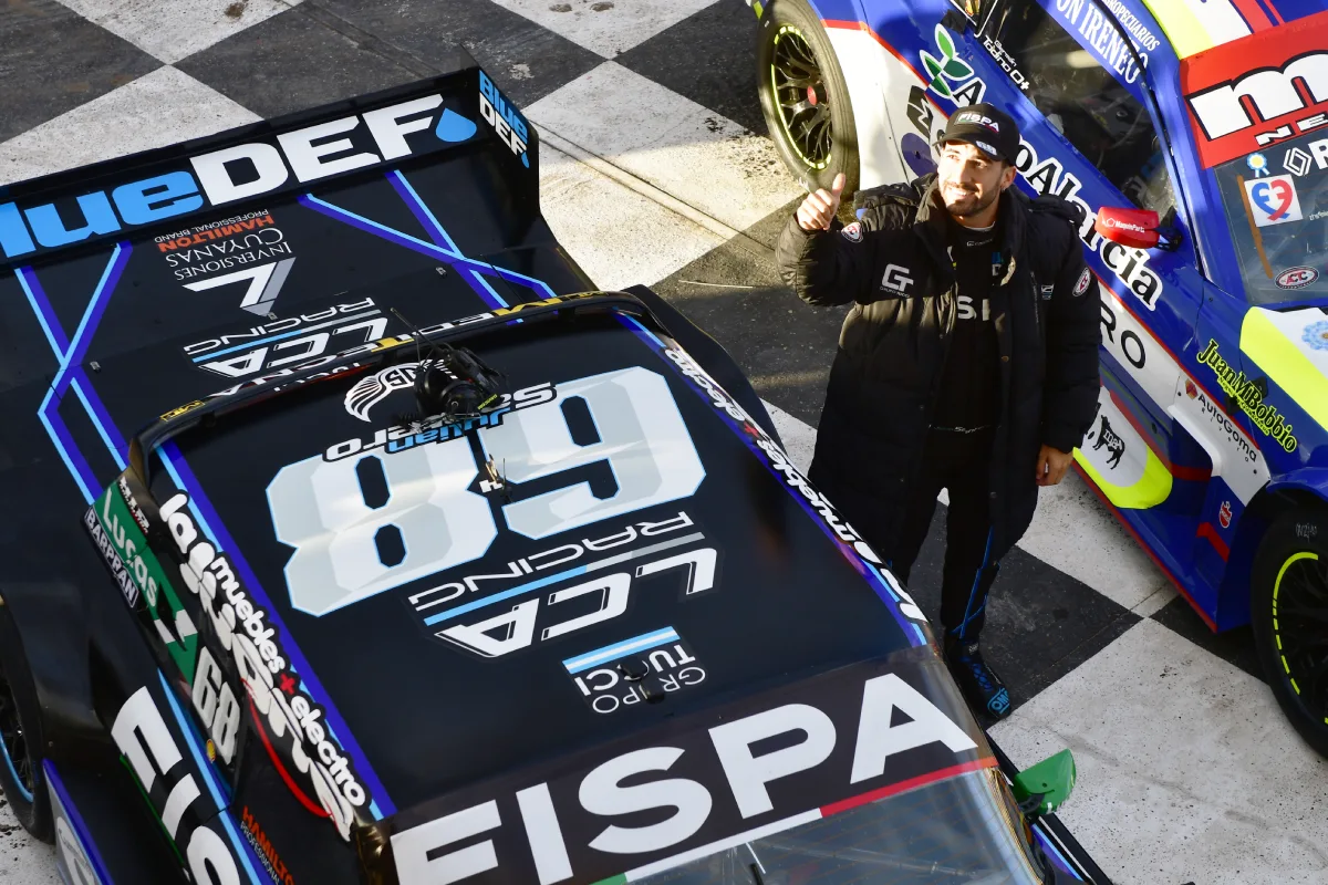 Julián Santero al lado de su Ford.