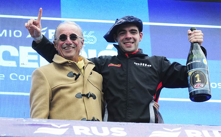 Todino y Juan Carlos Lucio Godoy en el podio del TC en Concepción.