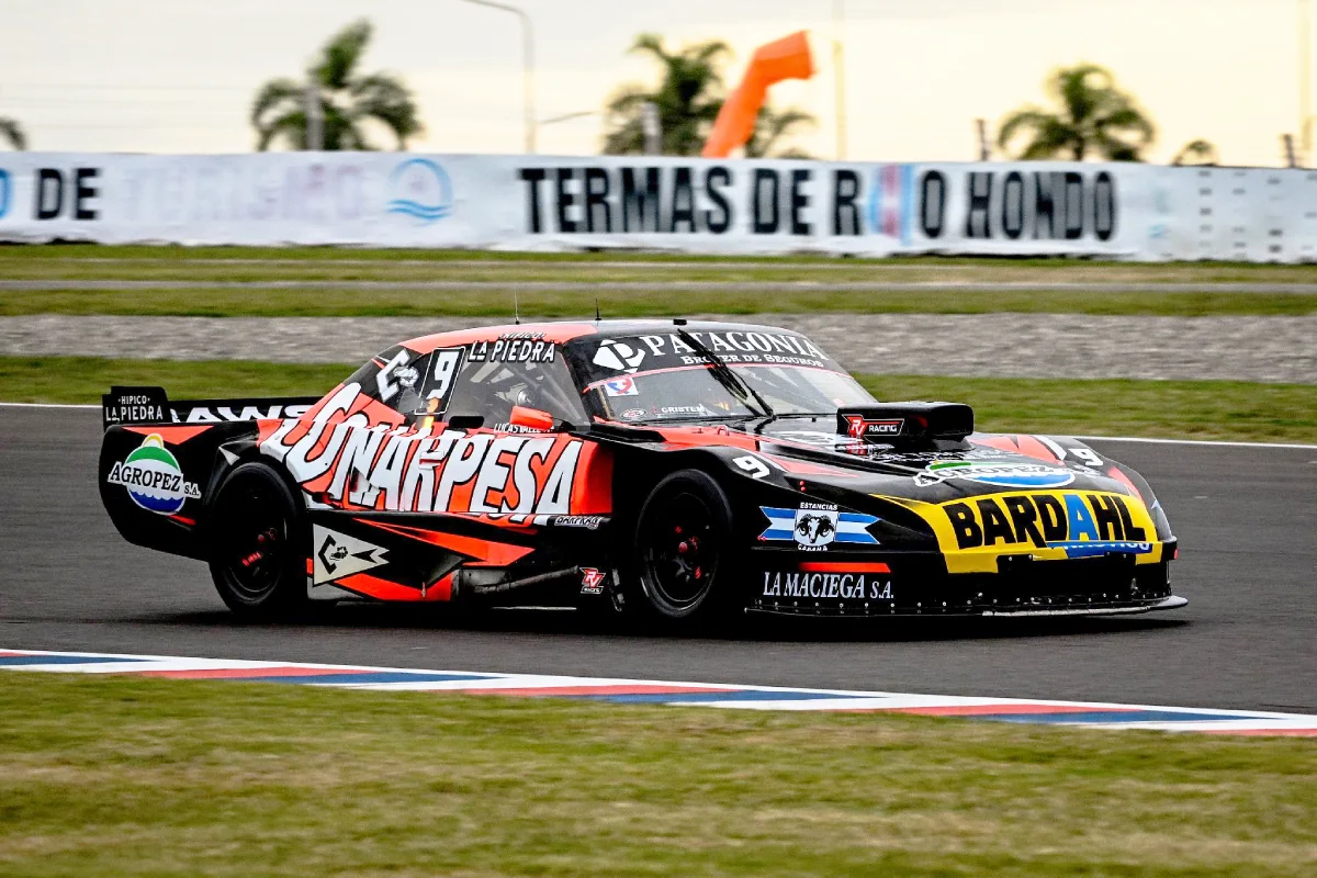 Dodge de Lucas Valle disputando la clasificación del TC Pista en Termas.