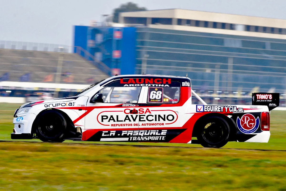 Gallo corriendo la clasificación del TC Pista Pick UP.