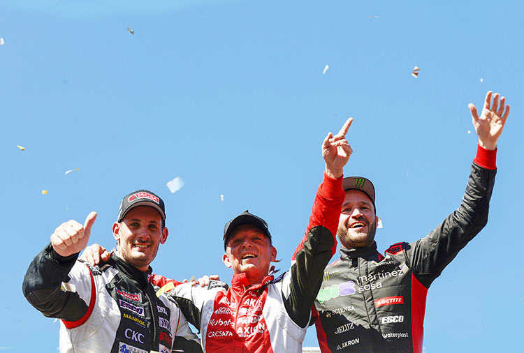Santiago Mangoni, Guillermo Ortelli y Agustín Canapino celebrando en el podio de Toay.