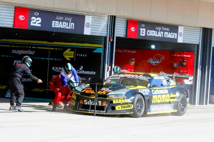 Juan José Ebarlín con el Chevrolet Camaro en los boxes de San Juan.