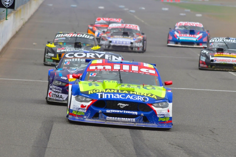 El Ford Mustang de TC de Todino seguido por el de Urcera.