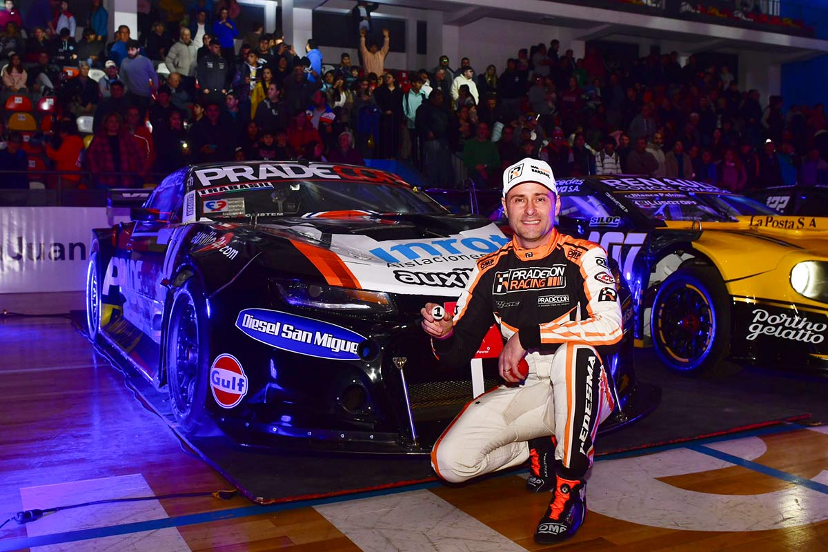 Ledesma posando junto al Camaro.