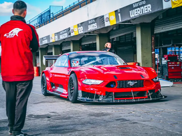 Mustang en los boxes