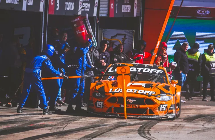 Mustang en los boxes