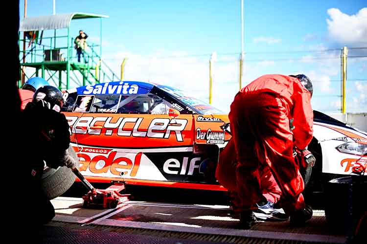 Cambio de neumático en el Ford de Werner.