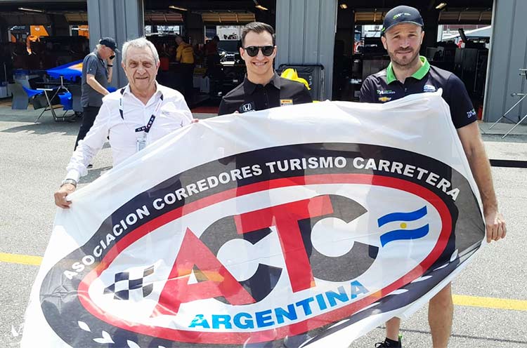 Mazzacane, Palou y Canapino con la bandera de la ACTC.