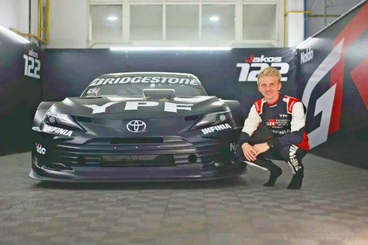 Andrés Jakos y el Toyota Camry de Nueva Generación.