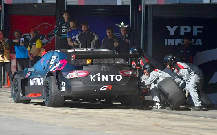 Toyota Camry de Andy Jakos en boxes.