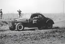 Cupé Ford V8 de Jesús Ricardo Risatti en la Vuelta de Hughes 1961.