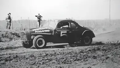 Cupé Ford V8 de Jesús Ricardo Risatti en la Vuelta de Hughes 1961.