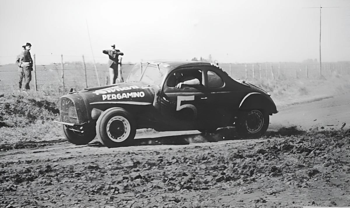 Cupé Ford V8 de Jesús Ricardo Risatti en la Vuelta de Hughes 1961.