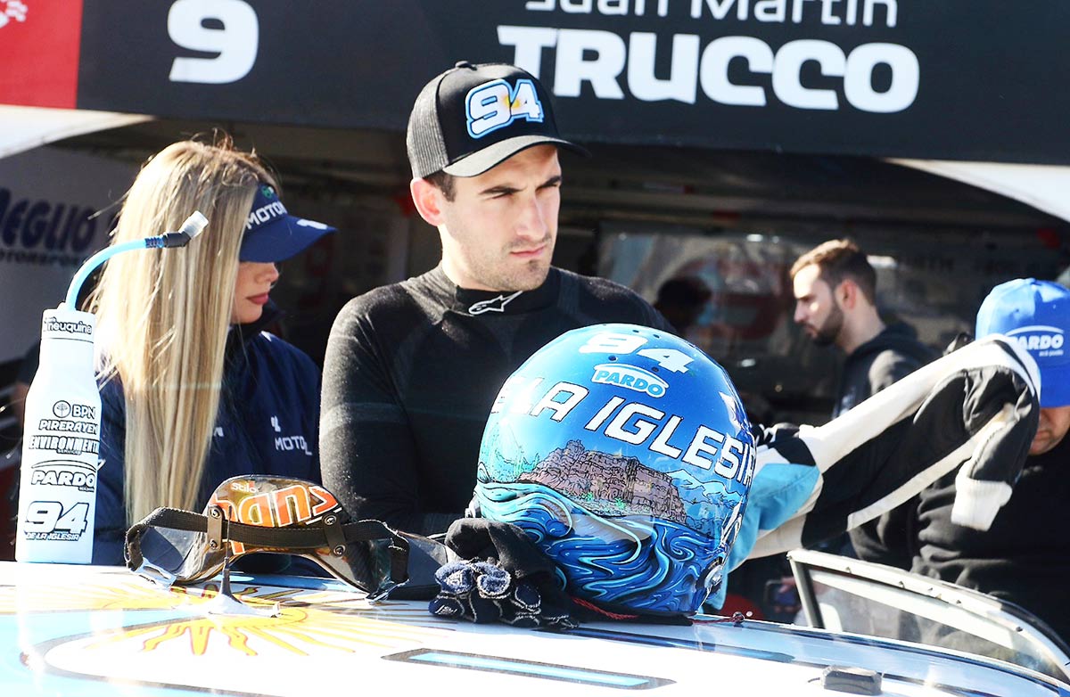 Lautaro de la Iglesia con su casco.