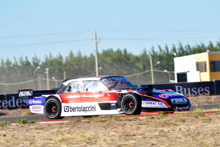 Rodrigo Lugón disputando las series del TC Pista en San Juan.