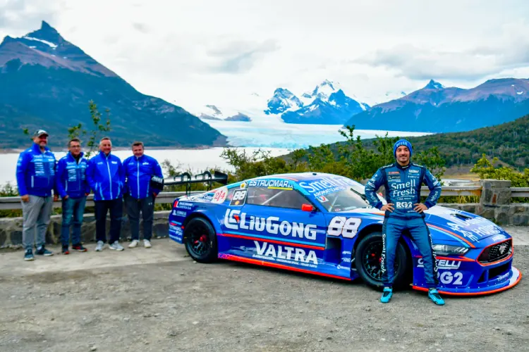 Nicolás Trosset con el Ford Mustang en El Calafate. 