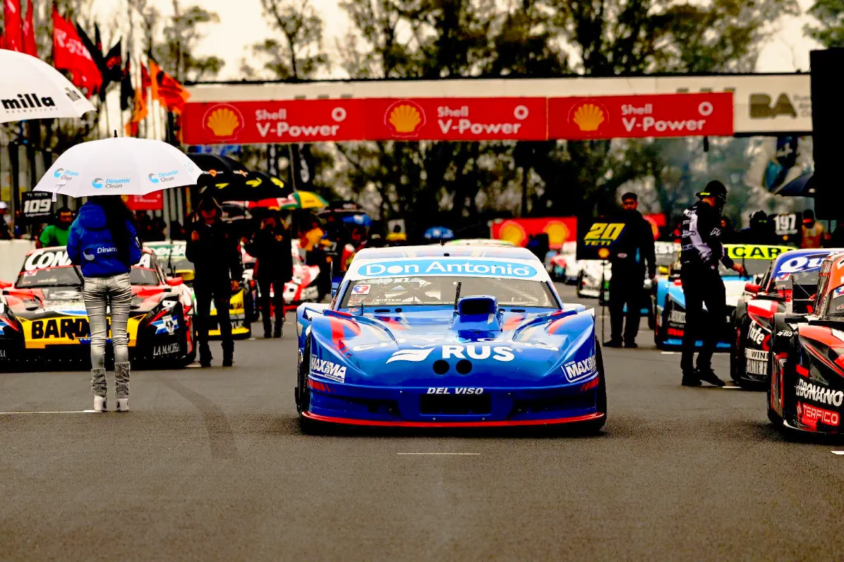 Toyota de Diego Azar engrillando en Buenos Aires.