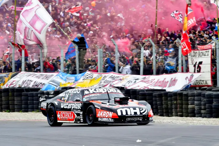 Chevy pasando por la tribuna