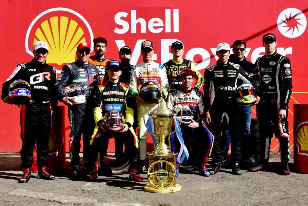 Los 12 pilotos posando con la Copa.