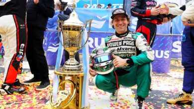 De Benedictis junto a la Copa de Oro.