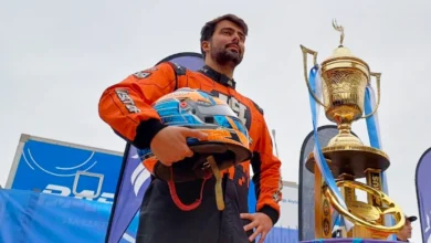 Lambiris con el casco y la Copa