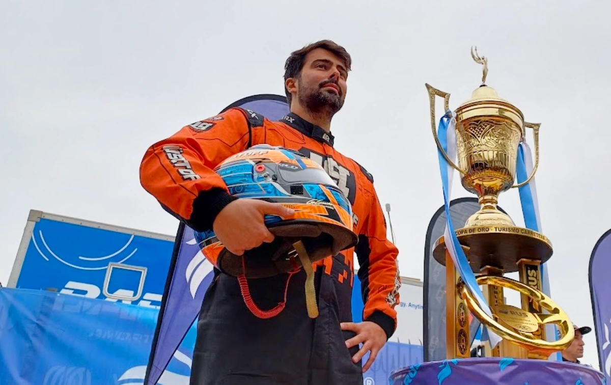 Lambiris con el casco y la Copa