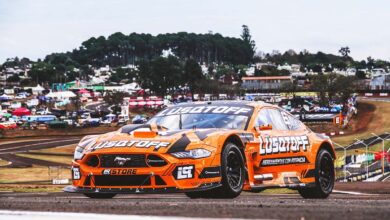 Lambiris con el Mustang en Posadas.