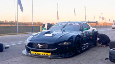 Mustang en calle de boxes