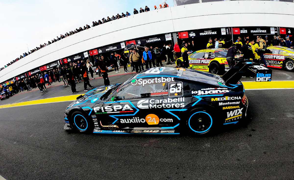 Mustang de Santero en los boxes.