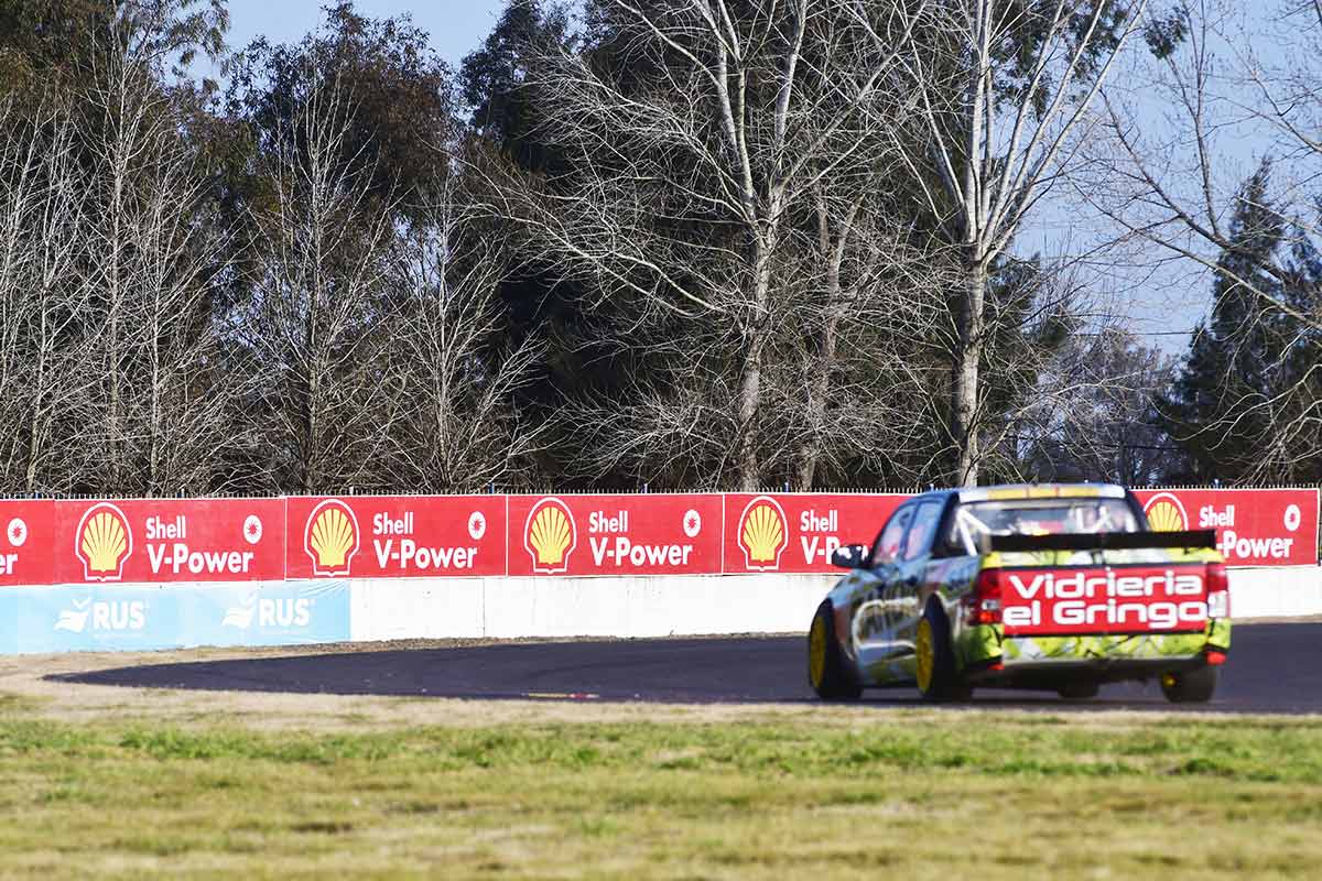 Camioneta de TC Pick Up doblando.