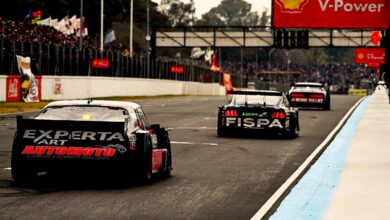 Autos de TC en la recta de Buenos Aires.