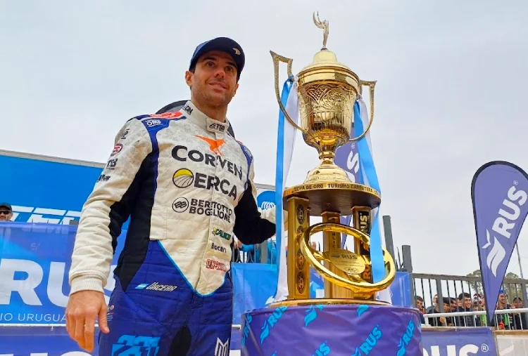 Urcera junto a la Copa de Oro. 