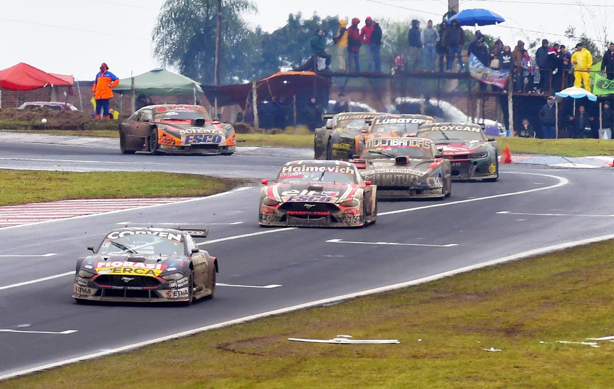 Urcera al frente del pelotón de TC.