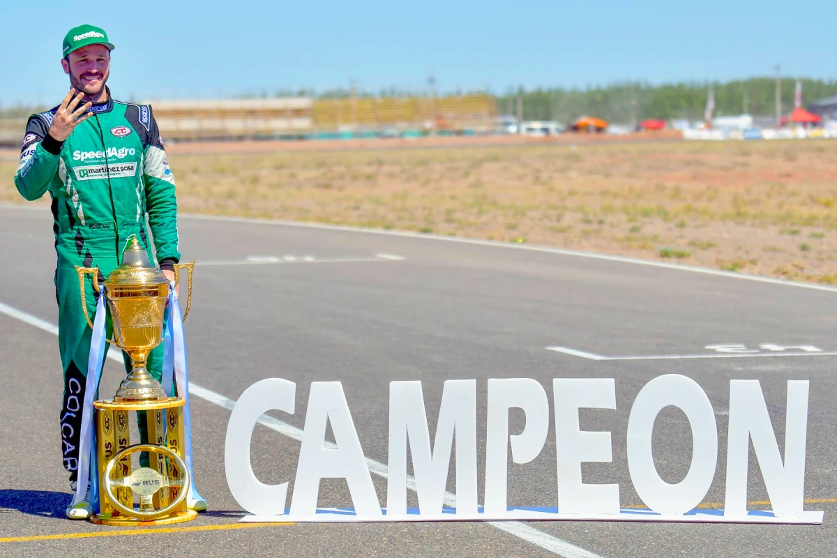 Agustín Canapino con la Copa de Oro.