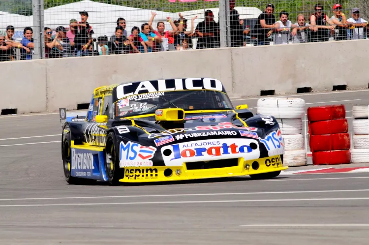 Falcon en la pista