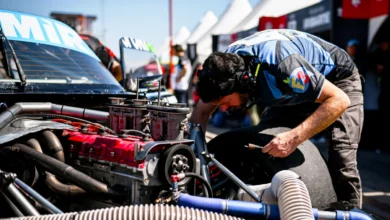 Mecánico trabaja en el motor