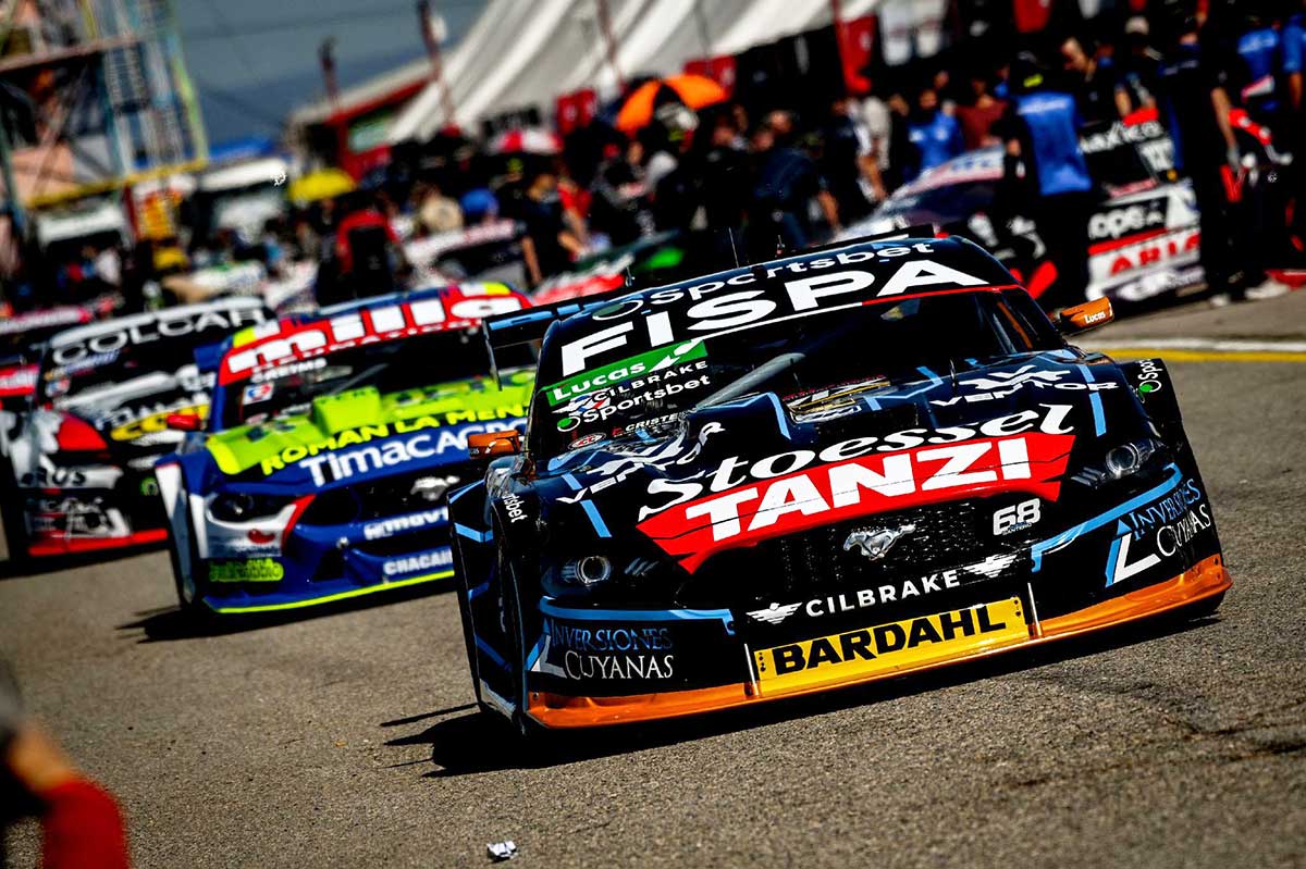 Santero con el Ford Mustang en San Luis.