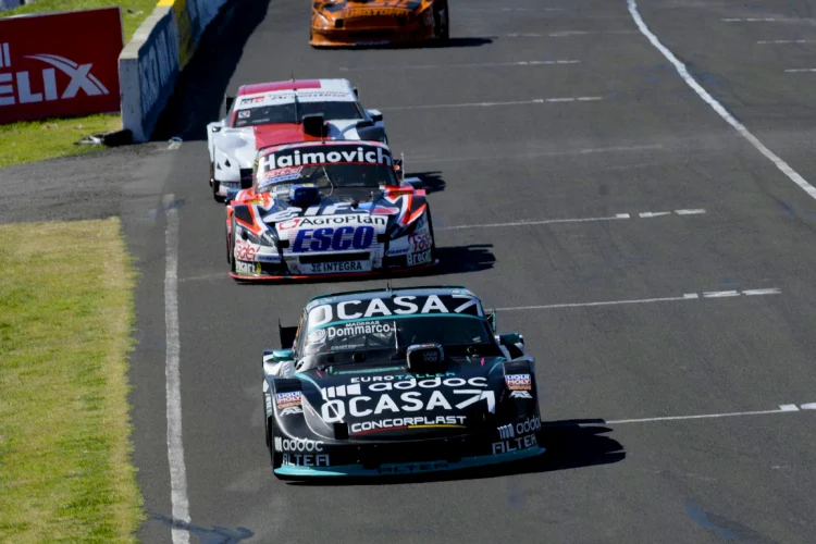 Torino perseguido por un Ford y un Toyota