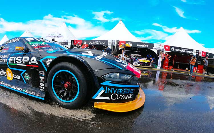 Ford Mustang de TC de Santero saliendo de boxes.