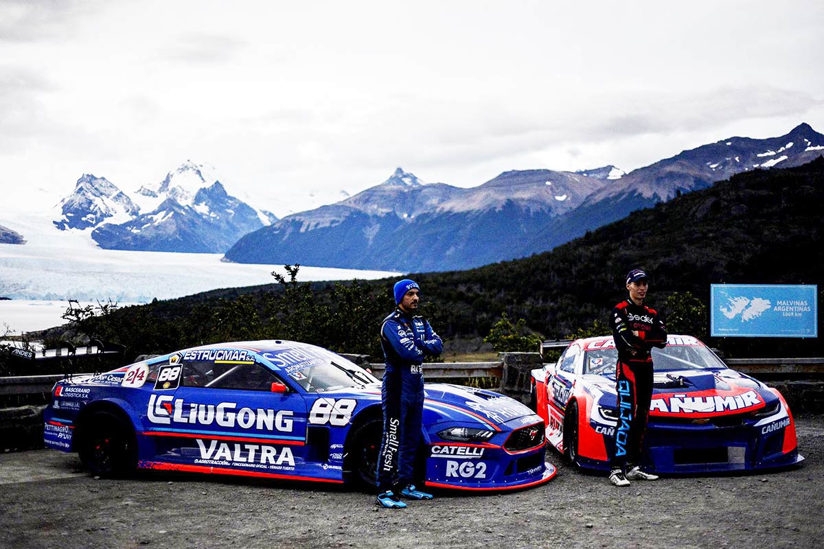 Autos de TC en el Glaciar Perito Moreno.