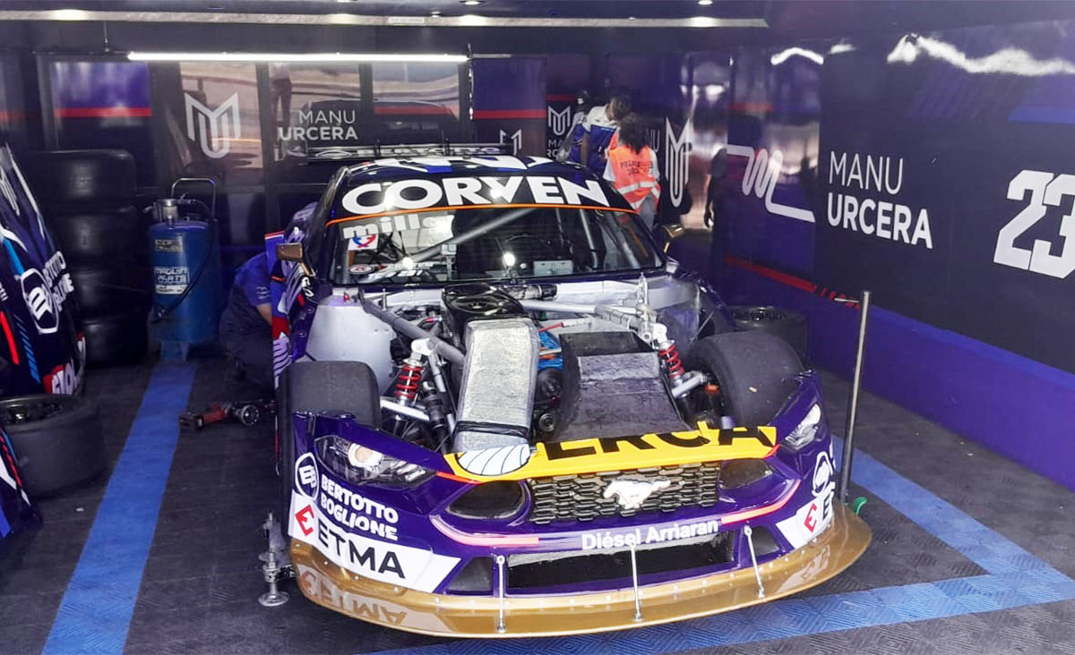 El Mustang de TC de Urcera en el box.