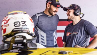 Ardusso hablando con un mecánico.