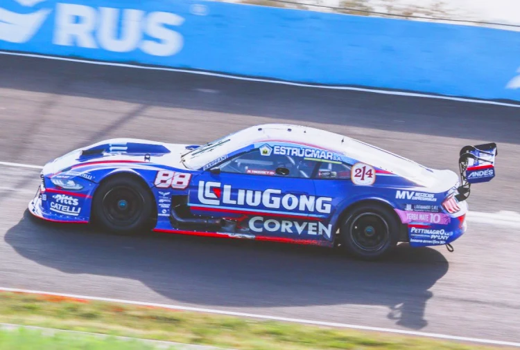 Mustang en la pista