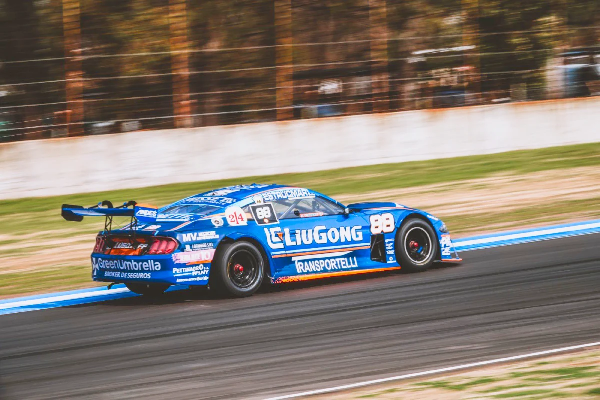 Mustang en la pista