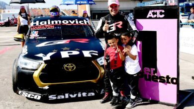 Werner junto a la camioneta y sus hijos.