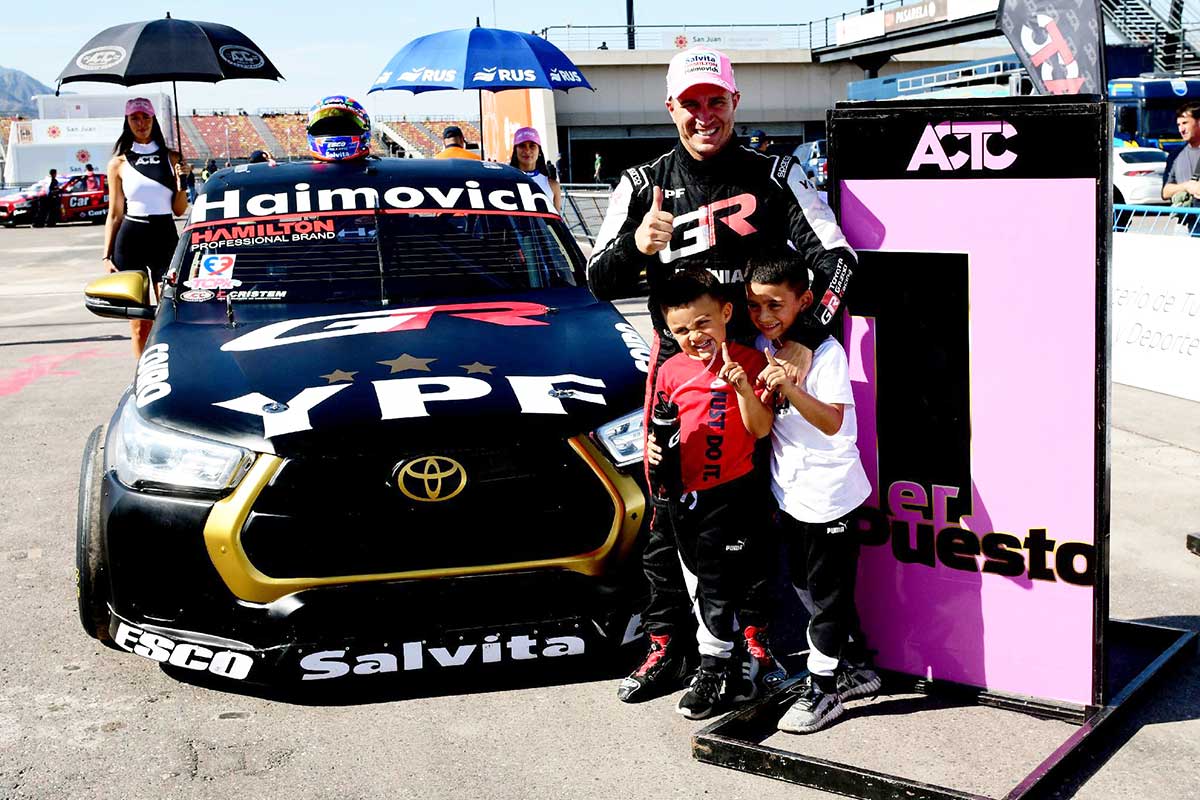 Werner junto a la camioneta y sus hijos.