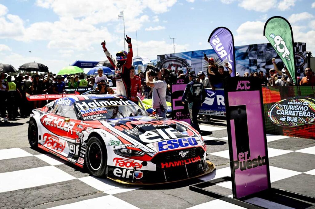 Werner festejando con el Mustang.