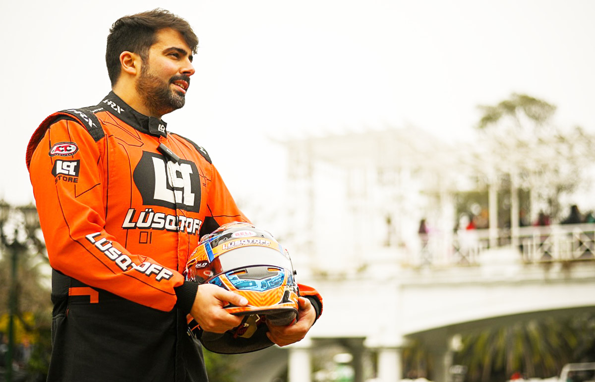 Mauricio Lambiris posando con el casco.