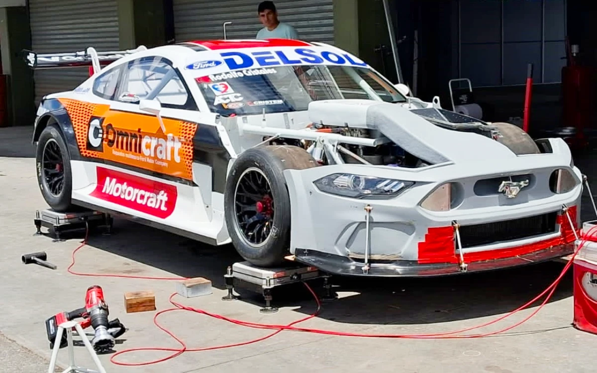 Mustang en los boxes