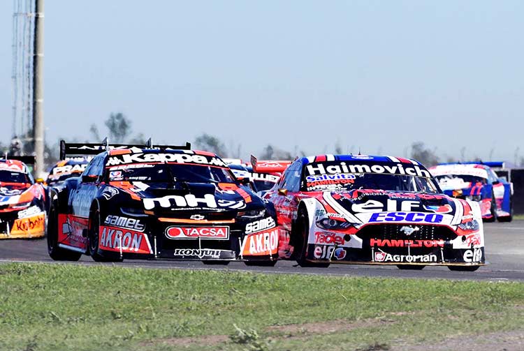 Canapino y Werner peleando en pista.